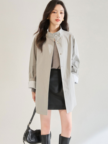 Γυναικείο χαλαρό ανοιξιάτικο μπουφάν με σταντ γιακά, μεσαίου μήκους, μανίκια με αντίθεση καρό στις μανσέτες – 25543