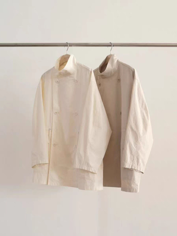 Dlhý dámsky trench coat, jednofarebný, zvýraznený pás, dvojradové zapínanie, kórejský štýl, jar 2026