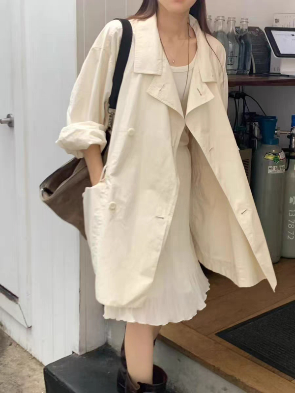 Dlhý dámsky trench coat, jednofarebný, zvýraznený pás, dvojradové zapínanie, kórejský štýl, jar 2026
