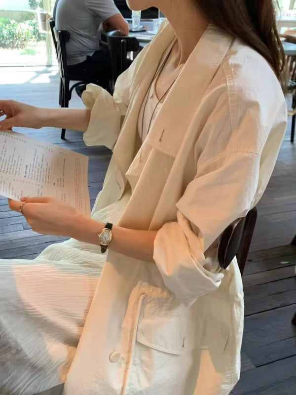 Dlhý dámsky trench coat, jednofarebný, zvýraznený pás, dvojradové zapínanie, kórejský štýl, jar 2026