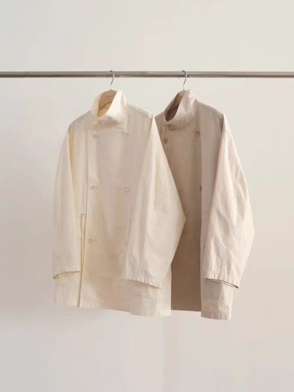Dlhý dámsky trench coat, jednofarebný, zvýraznený pás, dvojradové zapínanie, kórejský štýl, jar 2026
