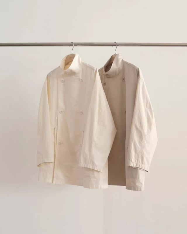 Dlhý dámsky trench coat, jednofarebný, zvýraznený pás, dvojradové zapínanie, kórejský štýl, jar 2026