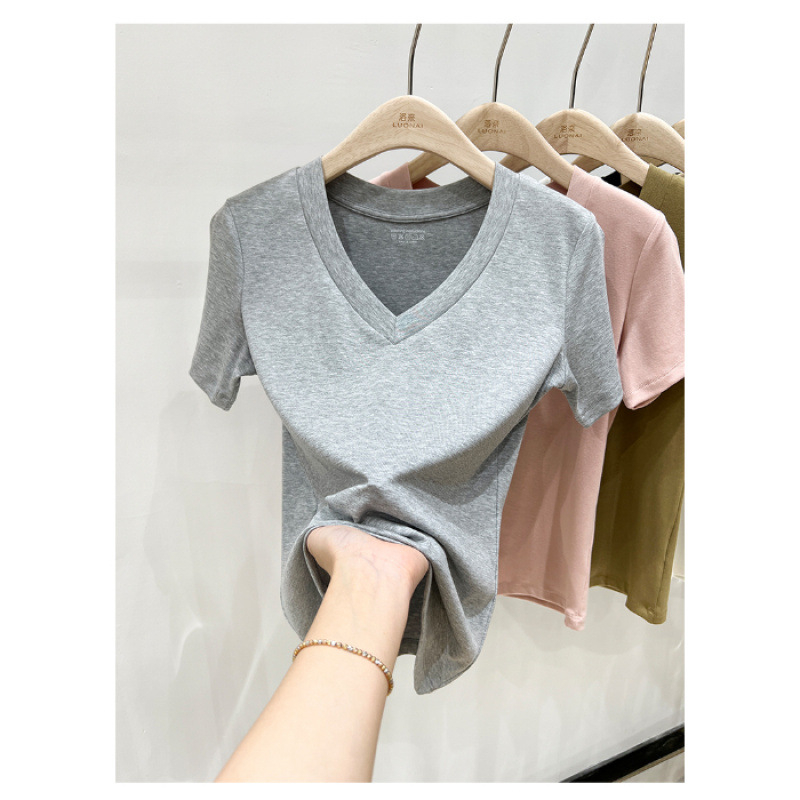 Γυναικείο κοντομάνικο T-shirt με V-λαιμό, στενή εφαρμογή, γκρι φλοράλ μοτίβο – Καλοκαίρι 2025