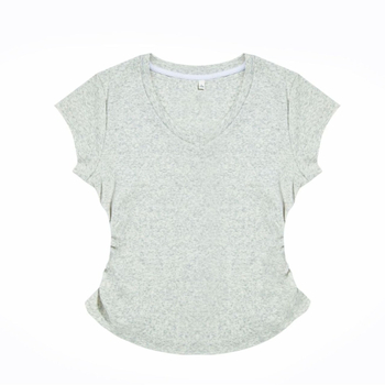 Γυναικείο βαμβακερό T‑shirt με V-λαιμό, κοντό μανίκι, στενή εφαρμογή και πτυχώσεις στα πλάγια