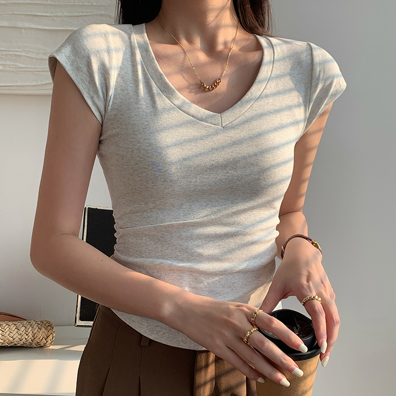 Γυναικείο βαμβακερό T‑shirt με V-λαιμό, κοντό μανίκι, στενή εφαρμογή και πτυχώσεις στα πλάγια