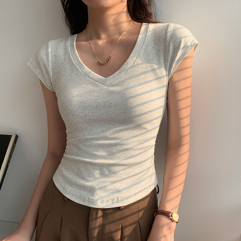 Γυναικείο βαμβακερό T‑shirt με V-λαιμό, κοντό μανίκι, στενή εφαρμογή και πτυχώσεις στα πλάγια
