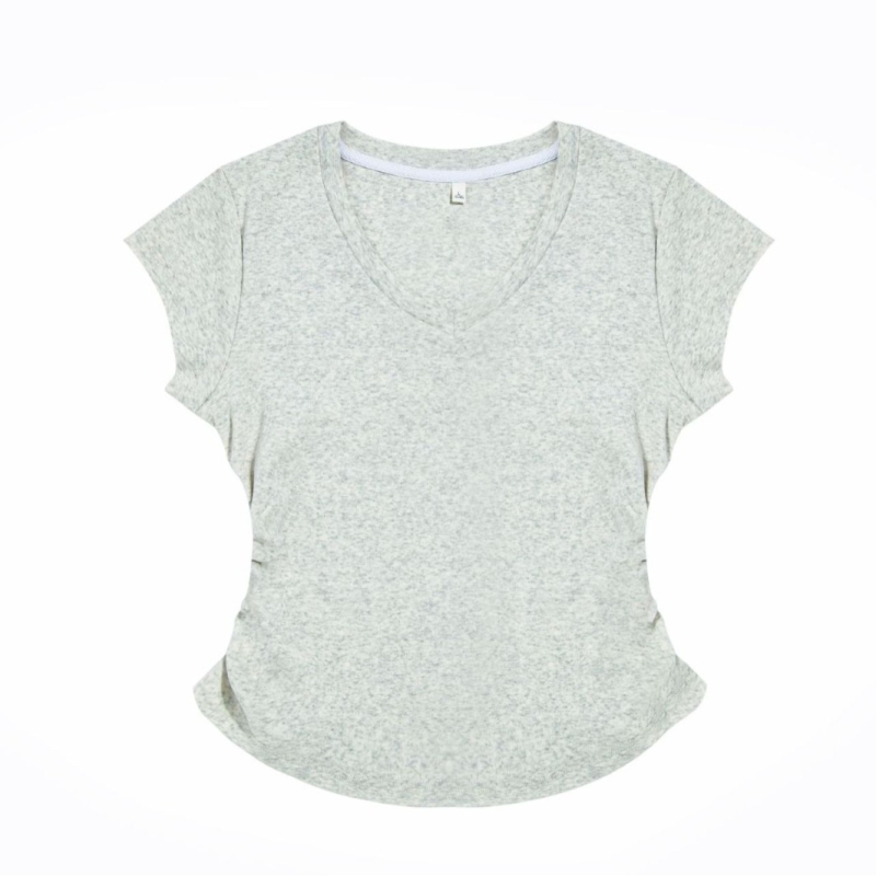 Γυναικείο βαμβακερό T‑shirt με V-λαιμό, κοντό μανίκι, στενή εφαρμογή και πτυχώσεις στα πλάγια