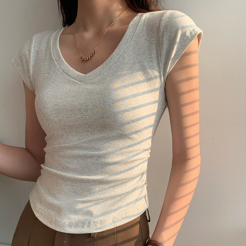 Γυναικείο βαμβακερό T‑shirt με V-λαιμό, κοντό μανίκι, στενή εφαρμογή και πτυχώσεις στα πλάγια