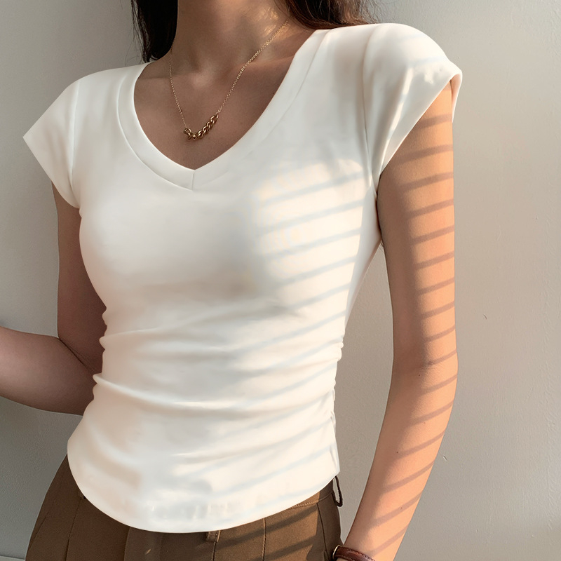 Γυναικείο βαμβακερό T‑shirt με V-λαιμό, κοντό μανίκι, στενή εφαρμογή και πτυχώσεις στα πλάγια