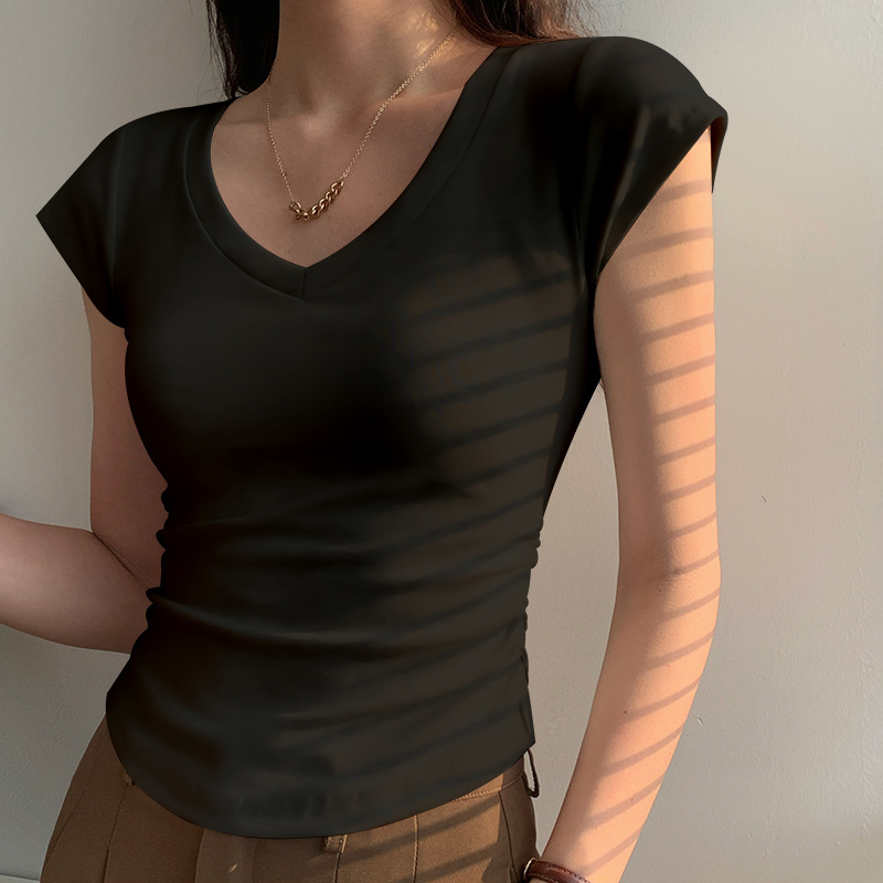 Γυναικείο βαμβακερό T‑shirt με V-λαιμό, κοντό μανίκι, στενή εφαρμογή και πτυχώσεις στα πλάγια
