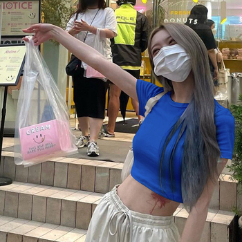 Βαμβακερό γυναικείο crop top με στρογγυλό λαιμό, κοντά μανίκια, εφαρμοστό, καλοκαίρι 2024, 3D μοτίβο