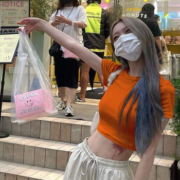 Βαμβακερό γυναικείο crop top με στρογγυλό λαιμό, κοντά μανίκια, εφαρμοστό, καλοκαίρι 2024, 3D μοτίβο