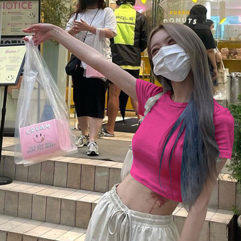 Βαμβακερό γυναικείο crop top με στρογγυλό λαιμό, κοντά μανίκια, εφαρμοστό, καλοκαίρι 2024, 3D μοτίβο