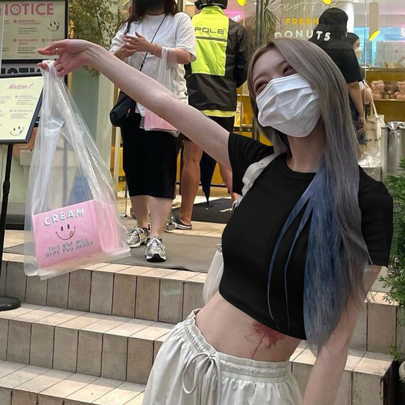 Βαμβακερό γυναικείο crop top με στρογγυλό λαιμό, κοντά μανίκια, εφαρμοστό, καλοκαίρι 2024, 3D μοτίβο