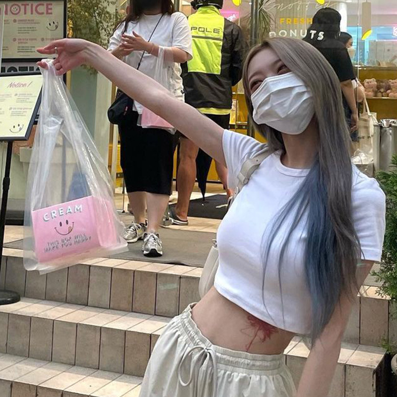 Βαμβακερό γυναικείο crop top με στρογγυλό λαιμό, κοντά μανίκια, εφαρμοστό, καλοκαίρι 2024, 3D μοτίβο