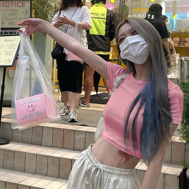Βαμβακερό γυναικείο crop top με στρογγυλό λαιμό, κοντά μανίκια, εφαρμοστό, καλοκαίρι 2024, 3D μοτίβο