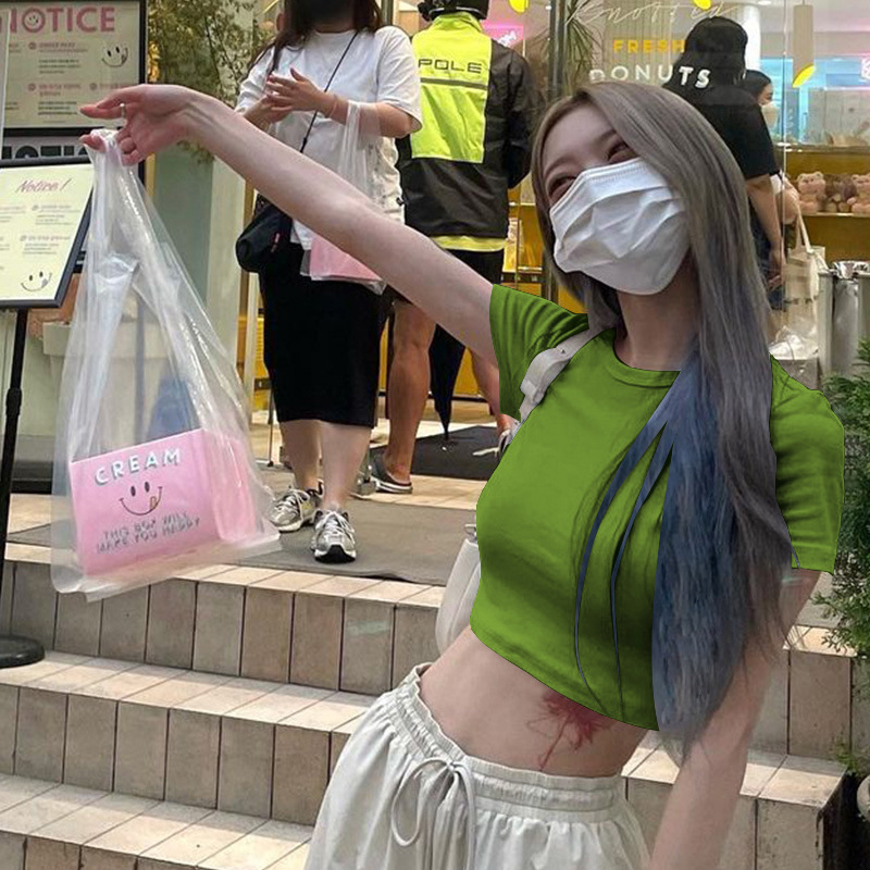 Βαμβακερό γυναικείο crop top με στρογγυλό λαιμό, κοντά μανίκια, εφαρμοστό, καλοκαίρι 2024, 3D μοτίβο