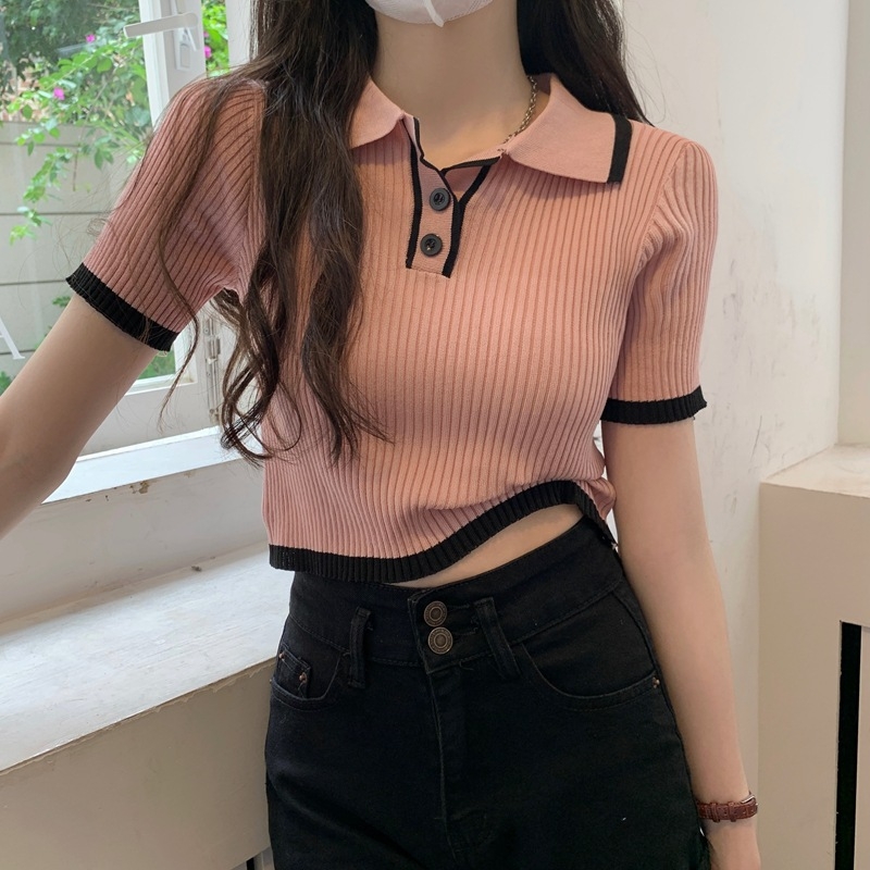 Γυναικείο πλεκτό T‑shirt με αντίθεση χρωμάτων και πόλο γιακά, κοντομάνικο, σε εφαρμοστή γραμμή, καλοκαιρινό τοπ