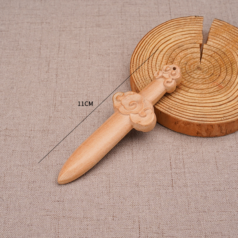 Náhrdelník zo sady z broskyňového dreva: vyrezávané meče – meč broskyňový kvet, Ziwei meč, meč s hlavou zvieraťa – DIY šperky