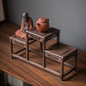 Drevený antický vitrínový regál so dvoma alebo tromi úrovňami, základňa pre Buddha sochu