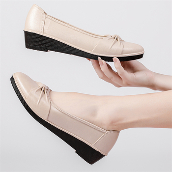 Γυναικεία loafers με τετράγωνη μύτη και φαρδύ τακούνι, PVC επάνω, μεσαίο ύψος τακουνιού 3–5 cm, EVA πάτος
