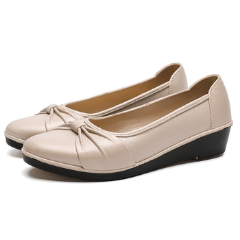 Γυναικεία loafers με τετράγωνη μύτη και φαρδύ τακούνι, PVC επάνω, μεσαίο ύψος τακουνιού 3–5 cm, EVA πάτος