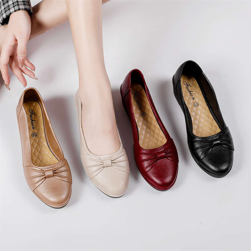 Γυναικεία loafers με τετράγωνη μύτη και φαρδύ τακούνι, PVC επάνω, μεσαίο ύψος τακουνιού 3–5 cm, EVA πάτος