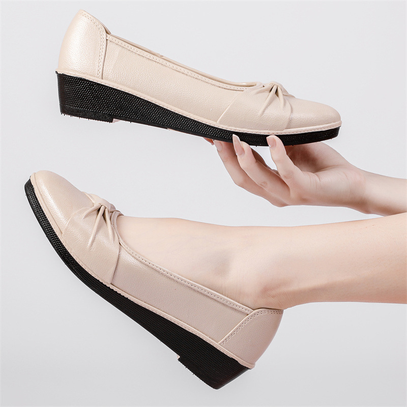 Γυναικεία loafers με τετράγωνη μύτη και φαρδύ τακούνι, PVC επάνω, μεσαίο ύψος τακουνιού 3–5 cm, EVA πάτος