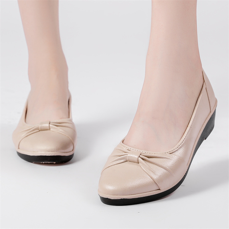 Γυναικεία loafers με τετράγωνη μύτη και φαρδύ τακούνι, PVC επάνω, μεσαίο ύψος τακουνιού 3–5 cm, EVA πάτος