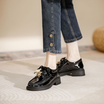 Μαύροι γυναικείοι δερμάτινοι loafers με επένδυση φλίς, βρετανικού στυλ, φαρδιά σόλα, λουρί με αγκράφα, χειμερινό μοντέλο 2025