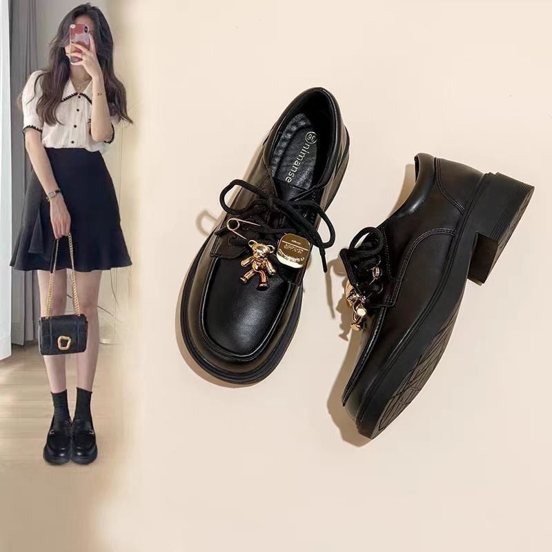 Μαύροι γυναικείοι δερμάτινοι loafers με επένδυση φλίς, βρετανικού στυλ, φαρδιά σόλα, λουρί με αγκράφα, χειμερινό μοντέλο 2025