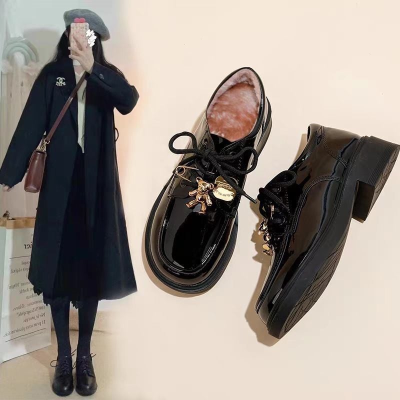 Μαύροι γυναικείοι δερμάτινοι loafers με επένδυση φλίς, βρετανικού στυλ, φαρδιά σόλα, λουρί με αγκράφα, χειμερινό μοντέλο 2025