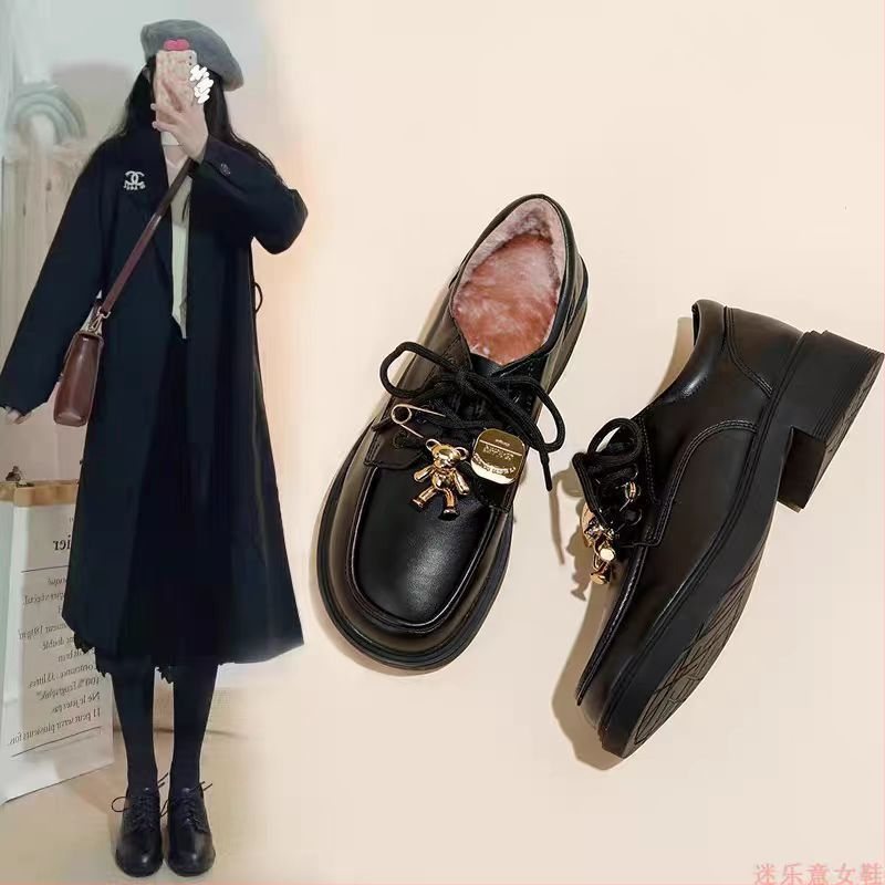 Μαύροι γυναικείοι δερμάτινοι loafers με επένδυση φλίς, βρετανικού στυλ, φαρδιά σόλα, λουρί με αγκράφα, χειμερινό μοντέλο 2025
