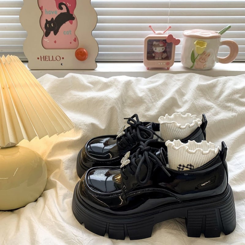 Női brit stílusú vintage loafers, 2025 őszi-téli modell, vastag talpú és chunky magas sarkú, fűzős, bőr cipők