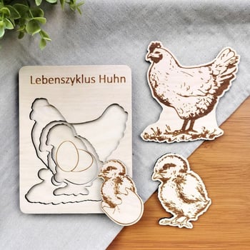 Drevená podložka s edukačným puzzleom o životnom cykle zvierat a raste hmyzu – dekoratívny remeselný doplnok