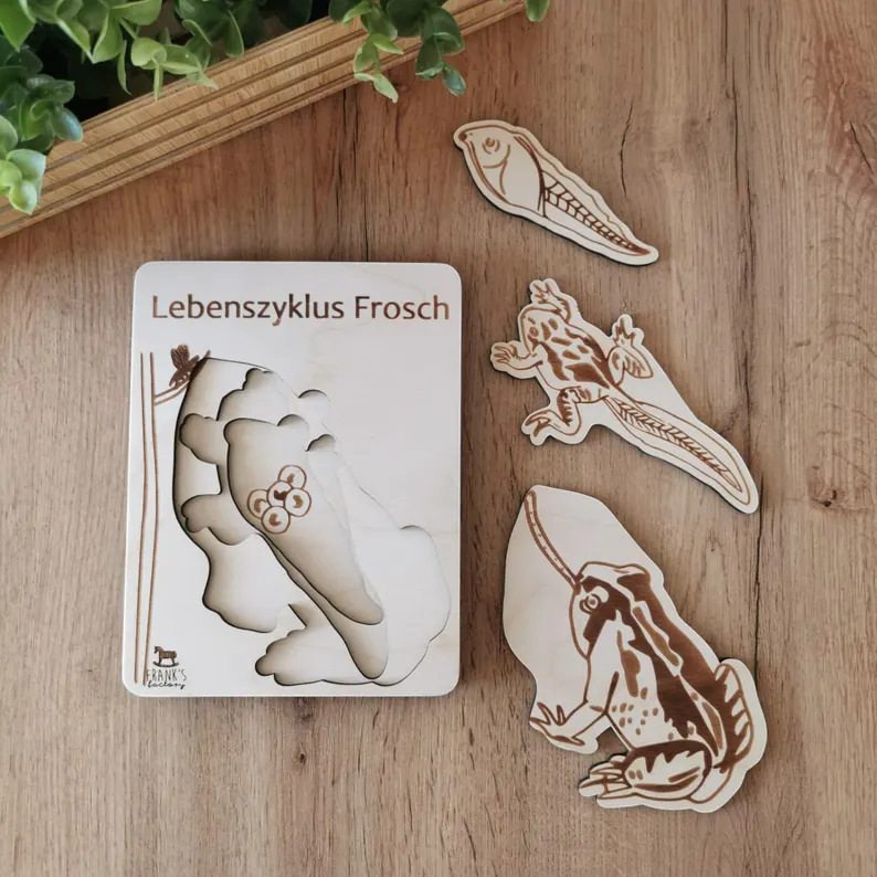 Drevená podložka s edukačným puzzleom o životnom cykle zvierat a raste hmyzu – dekoratívny remeselný doplnok
