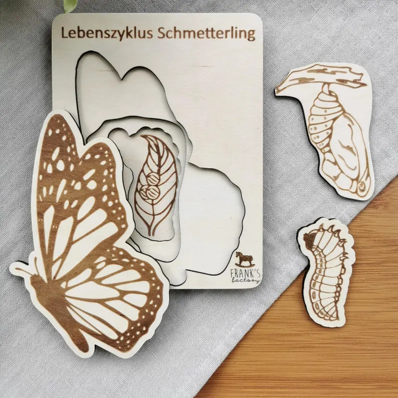 Drevená podložka s edukačným puzzleom o životnom cykle zvierat a raste hmyzu – dekoratívny remeselný doplnok