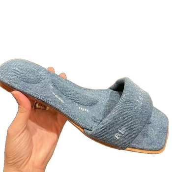 Dawang AW2025 Slip-On σανδάλια άνοιξη-καλοκαίρι, με επίπεδη σόλα, τετράγωνη μύτη, γυναικεία δερμάτινα με μοτίβο τοτέμ