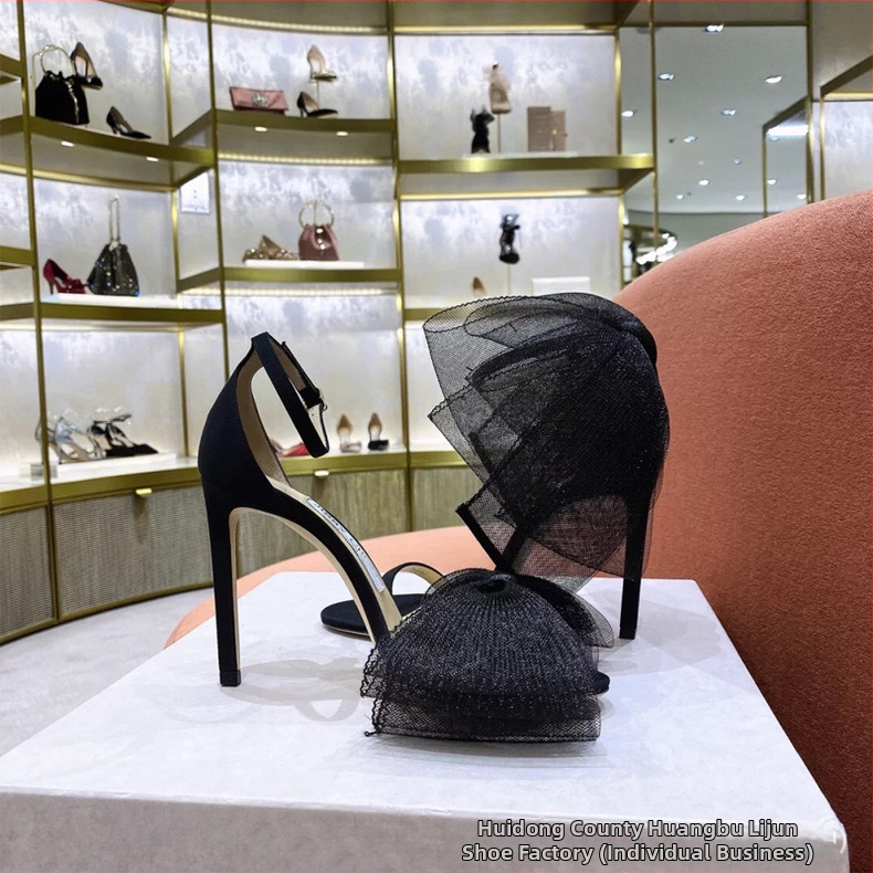 2025 leto: dámske sandále s jedným pásom, tenký podpätok typu stiletto, kvetinová mašľa – elegantné spoločenské topánky