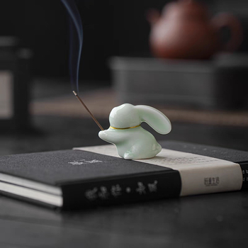 Roztomilý keramický zajačik – stojan na vonné tyčinky, dekor pre tea pets, vnútorný Jade Rabbit motív, dar Festivalu mesiaca