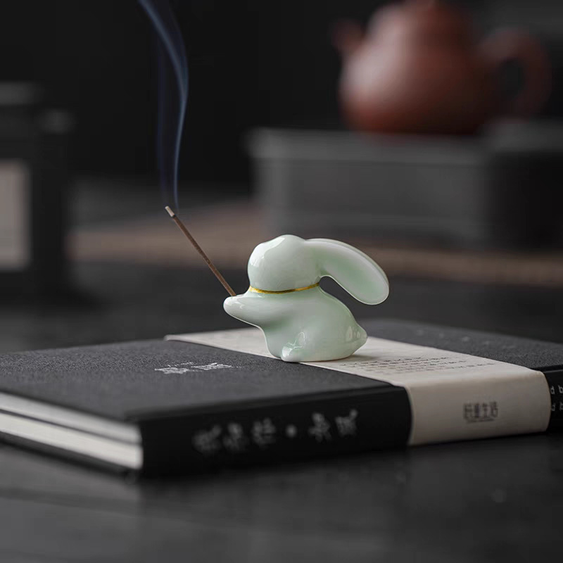 Roztomilý keramický zajačik – stojan na vonné tyčinky, dekor pre tea pets, vnútorný Jade Rabbit motív, dar Festivalu mesiaca