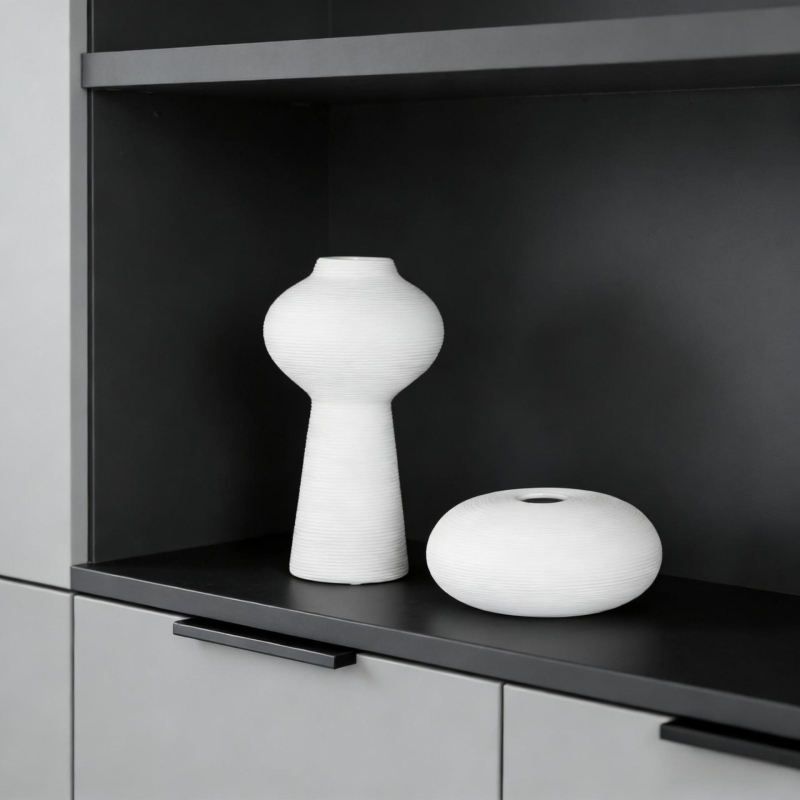 Biela keramická ozdoba s abstraktným umením – moderný minimalistický dekor do kancelárie, obývačky a televíznej skrinky