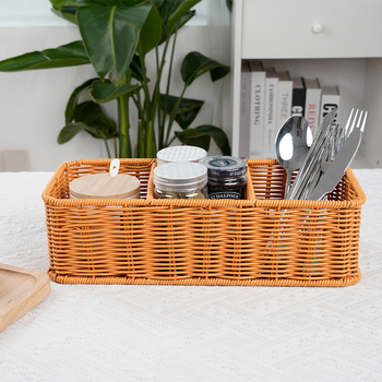Téglalap alakú osztott tárolókosár gyümölcsöknek és nassolnivalóknak, imitált rattan mintával