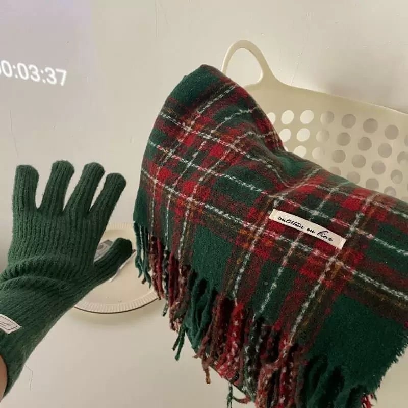 Vianočný šál čierne a ružové farby s červeným káro vzorom, zimný, inšpirovaný kórejským štýlom, unisex, vhodný pre páry aj študentov