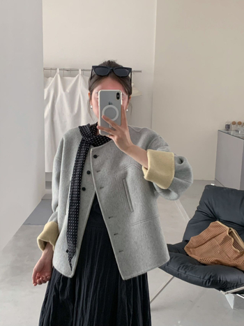 Obojstranný vlnený kabát s kontrastným kulatým výstrihom, rolované rukávy, krátka dĺžka, elegantný mestský štýl