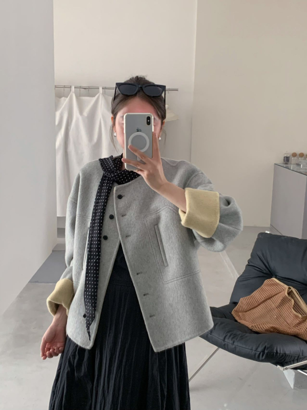 Obojstranný vlnený kabát s kontrastným kulatým výstrihom, rolované rukávy, krátka dĺžka, elegantný mestský štýl