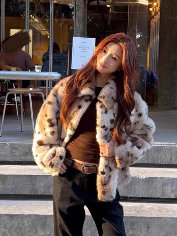 Γυναικείο παλτό με λεοπάρ μοτίβο από ψεύτικη γούνα, με γιακά τύπου πόλο, οικολογικά φιλικό και ζεστό σε ρετρό στυλ