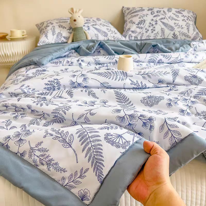 Letná chladiaca prikrývka, ľahká dvojvrstvová prikrývka do internátu, prateľná v práčke, materiál chladiace vlákno, minimalistický štýl, vzor kvety a mesiac