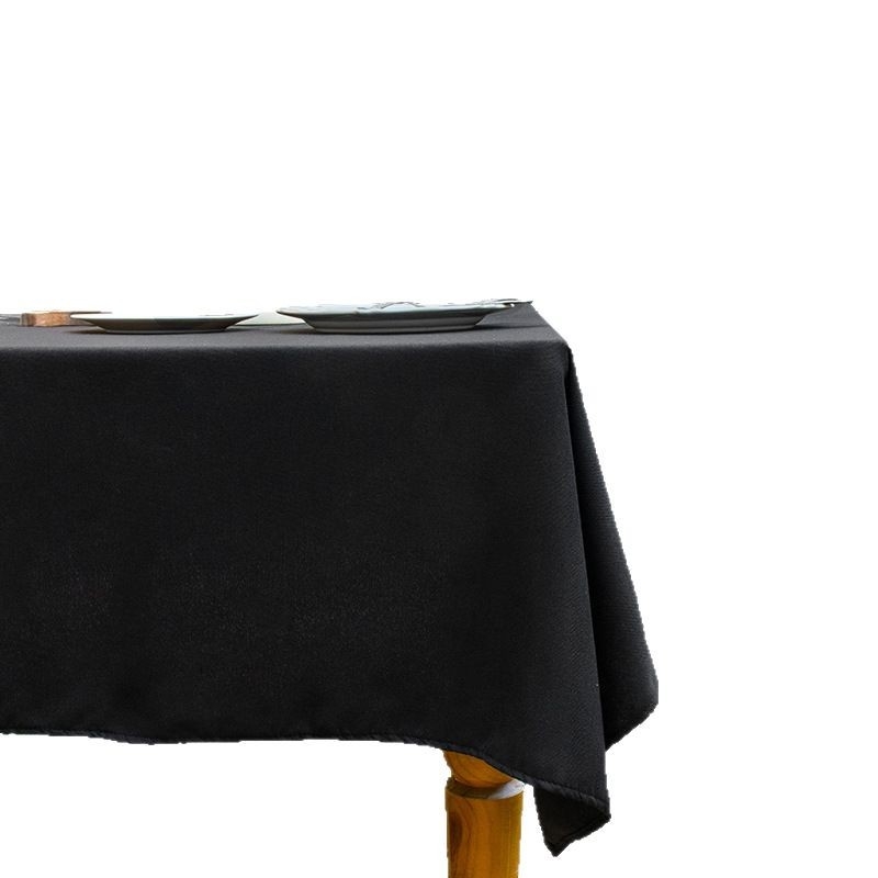 Čierne obdĺžnikové prestieradlo, jednoduchý dizajn, jednotná farba, bavlno-lanová zmes, vidiecky štýl, dekoratívny doplnok na stôl.