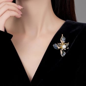 Izrađena broš s cvijetom iris i perlama - elegantan ženski dodatak za sako, suptilan luksuzni dizajn